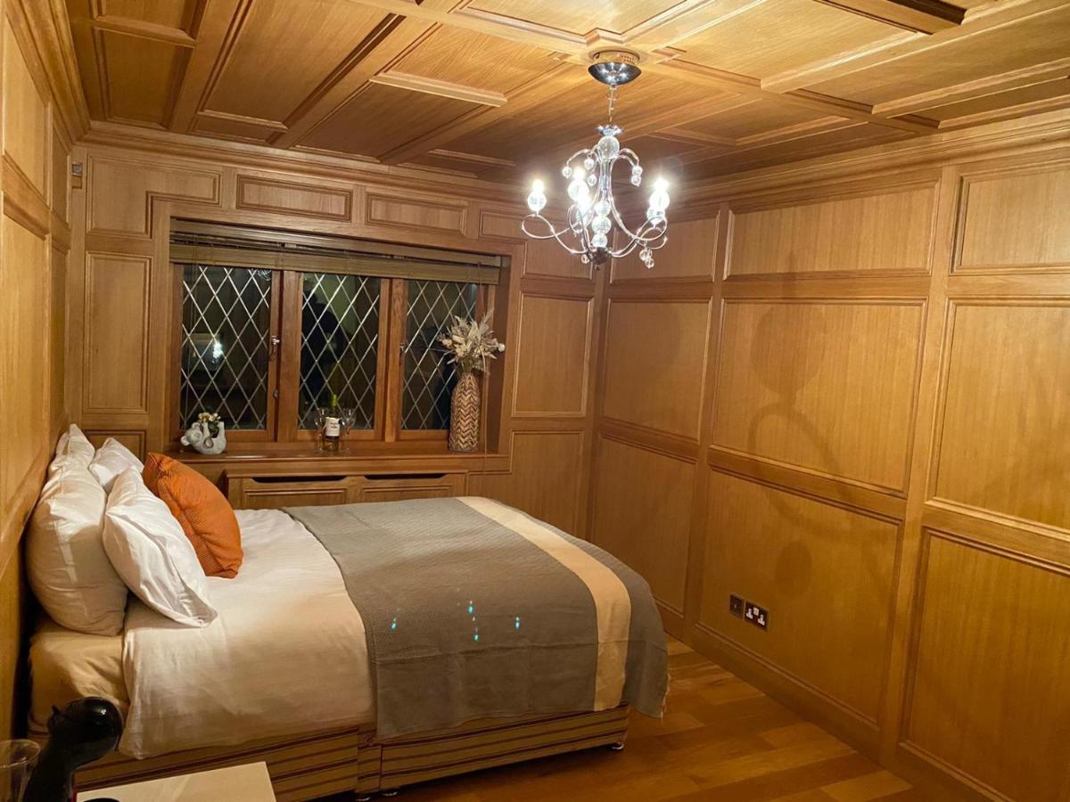 The Gatehouse At Stansted Bed & Breakfast Hallingbury ภายนอก รูปภาพ
